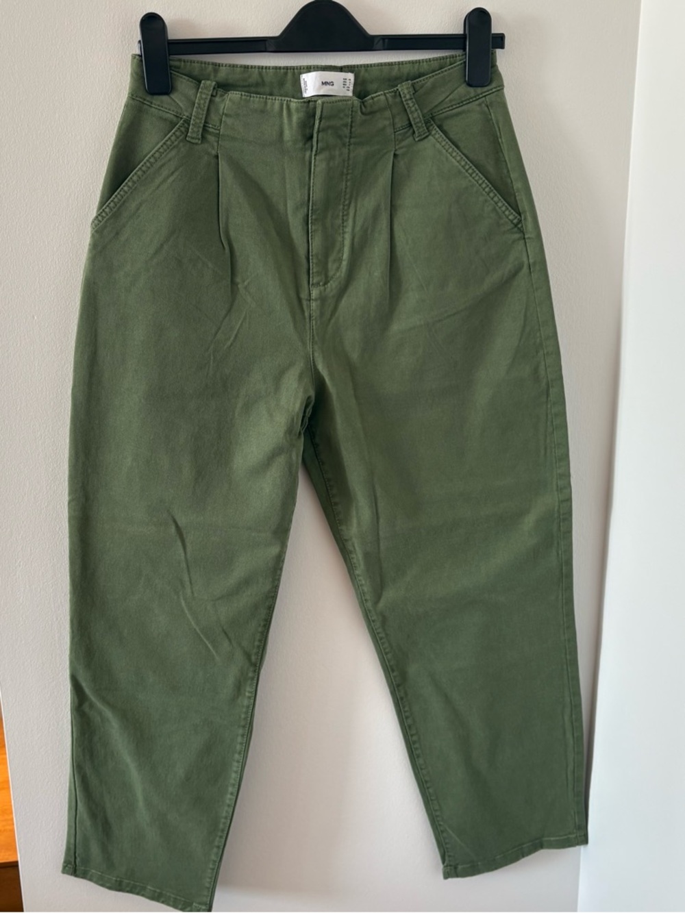 Mango Women’s Green Pleated Pants with Pockets Size US 8 NWOT‎